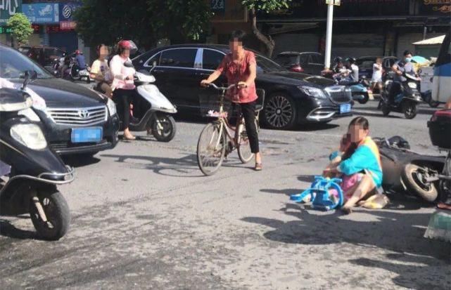 炎炎|事故！炎炎烈日，潮汕一女子怀抱小孩坐在一路口处…
