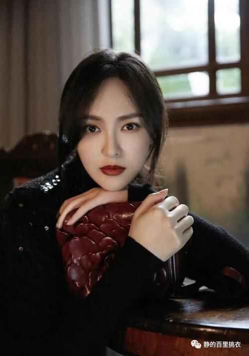  长裙|唐嫣颜值一直在线，黑色高领衫搭艺术印花长裙，也太好看了