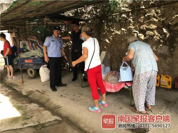  财物|浓烟滚滚，居民仍想返家拿财物！民警大声喊话：人要紧