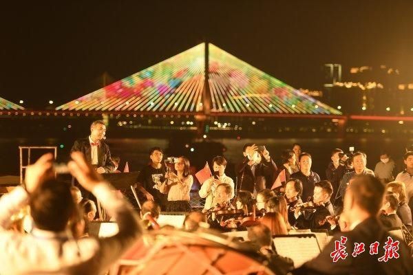 震撼|全城点亮!武汉流光溢彩向她表白,场面震撼