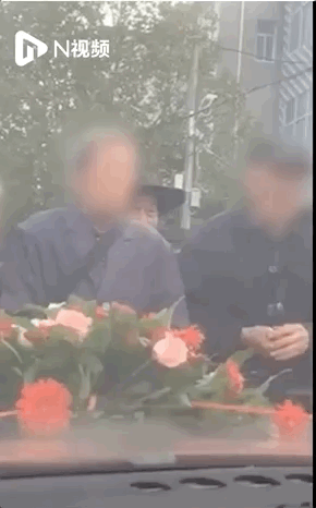 河南|不给钱就叫爸爸，河南一男子跪地拦婚车要钱，警方通报