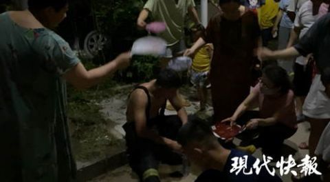 消防员扇扇|消防员救火中暑倒地,一群居民围着他扇扇子