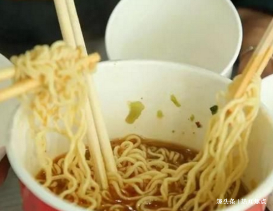 价格|桶装为什么比袋装的方便面贵知道原因后,我宁愿吃桶装