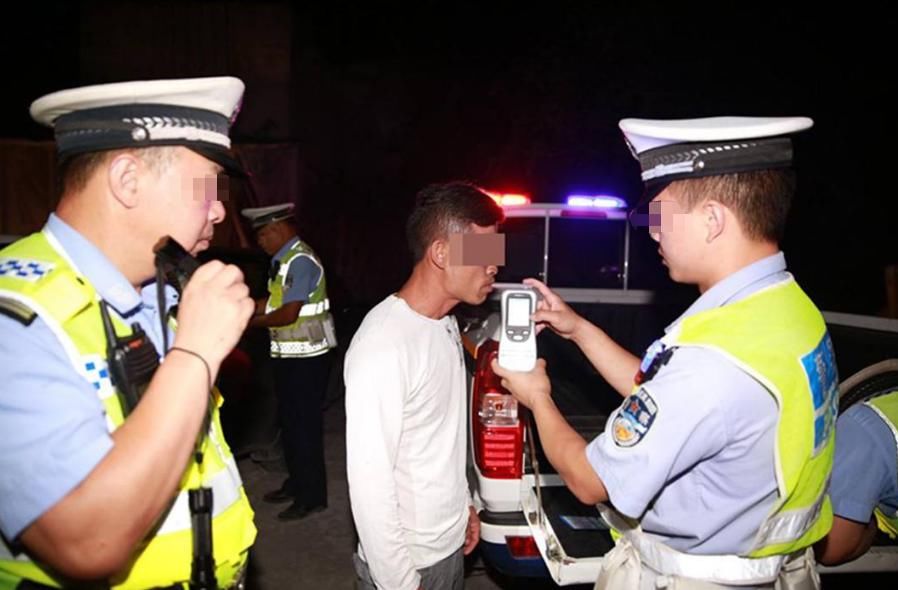  交警|两人醉驾被交警拦下，直接跪地求情，交警可不吃这一套