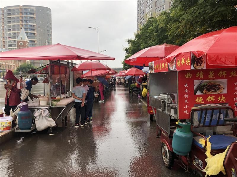  非机动车|回访：时隔一个多月 星耀路非机动车道仍有商贩摆摊