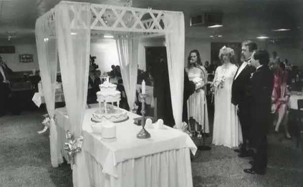 历史|历史上“最酷”的婚礼：来宾一半是警察，一半是毒贩