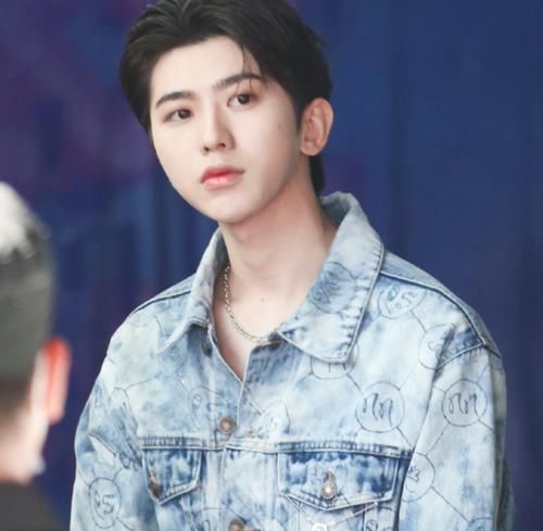  快乐大本营|蔡徐坤和baby又合体新综艺，大合照曝光，我只注意到两人的站位姿势