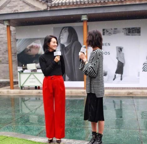 朱丹|朱丹为了减龄,第一次画“韩式咬唇妆”,终究还是翻车了