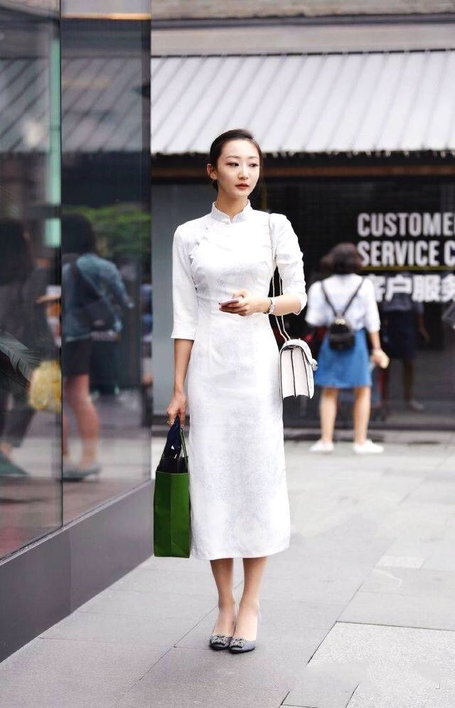 衣服|街拍:黑色衣服搭配长筒靴,穿出了气质,长相也成熟迷人