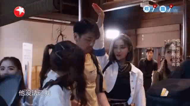  赵小棠|流量明星有特权？赵小棠在片场打伞遮阳，孔雪儿用锅砸雷佳音