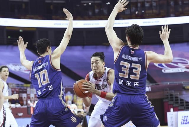  核心|CBA最悲催球队诞生！同曦内线核心伤退，轮换球员只剩8人