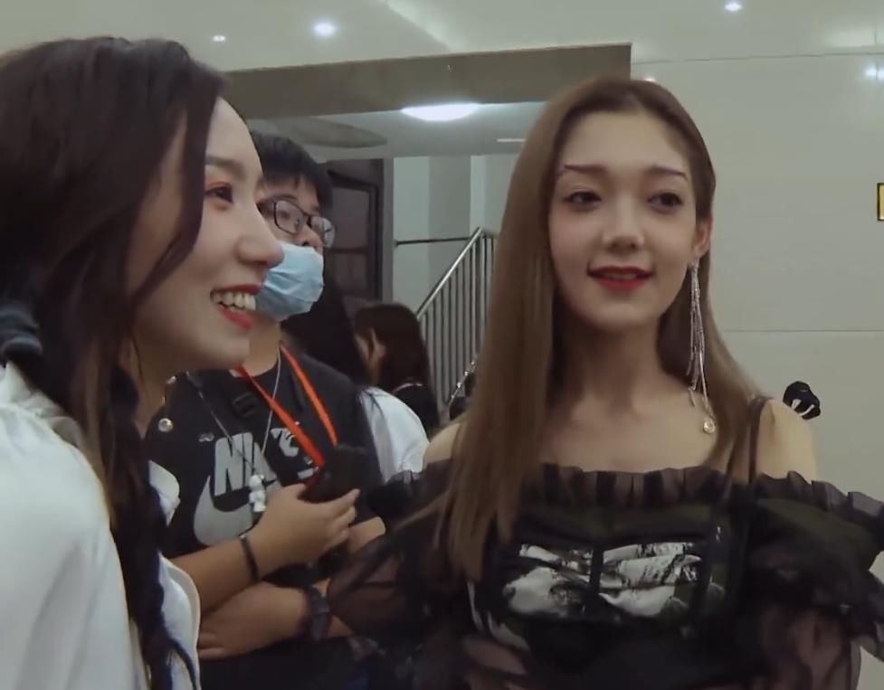  希林娜|孟美岐和希林娜依高后台“互吹”刘些宁忧心，陈卓璇笑笑不理会