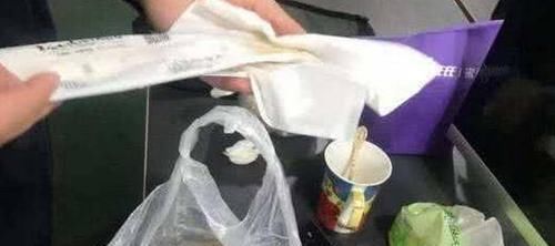 差评|男子收到外卖,发现汤全洒了,准备给差评时,发现饭菜里有样东西