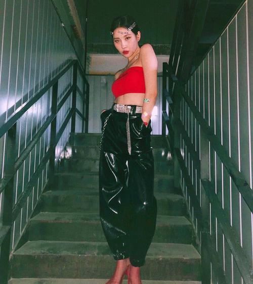  完美|“腿精”称号名不虚传，异域风也能完美驾驭，是许多女孩的女神了