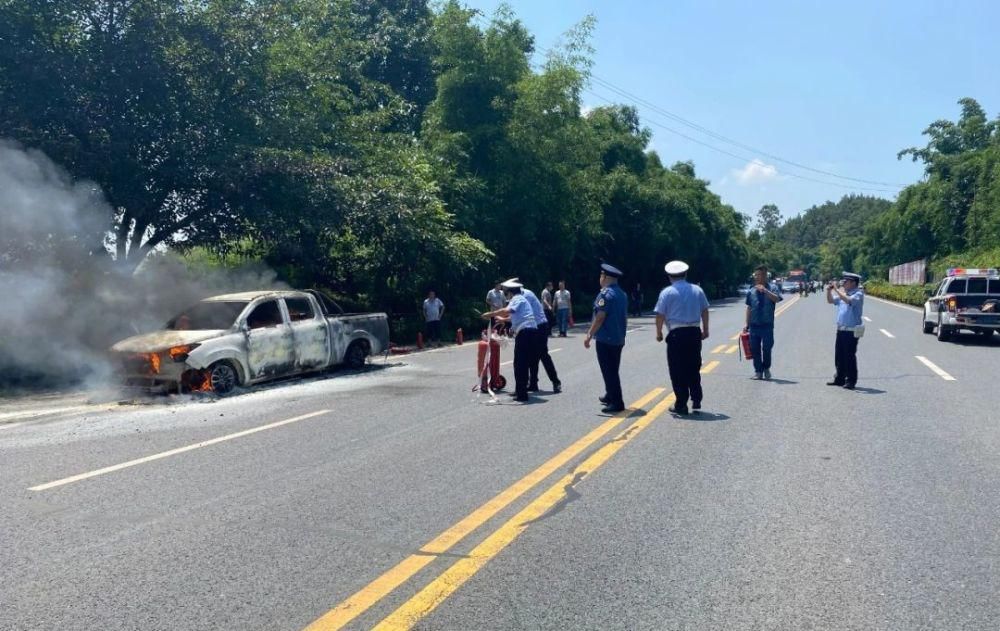  现场|突发！宜长路一车辆自燃！现场浓烟滚滚！