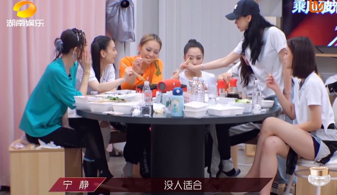  嗓音|黄圣依抢歌一幕太现实，宁静为难其他姐姐不语，郑希怡决定有担当