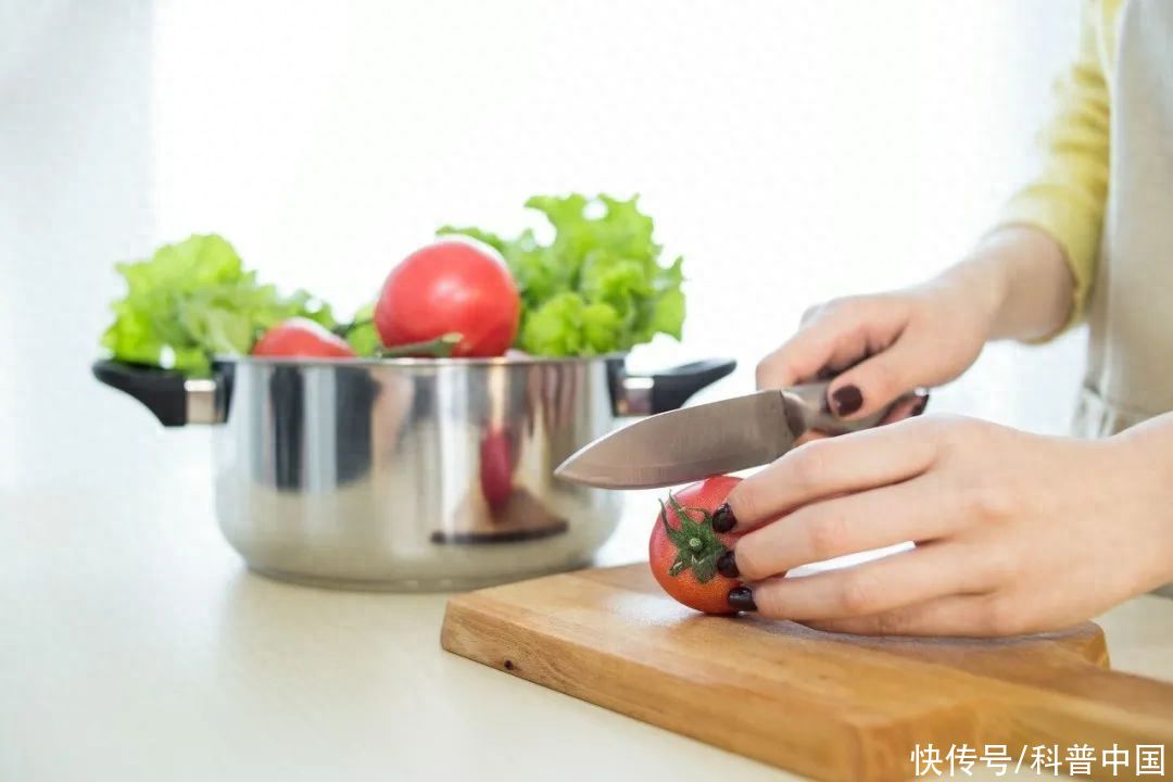 每天吃一个西红柿身体有什么变化(每天 1 个西红柿，身体会发生什么变化？但有 1 种千万别吃！)