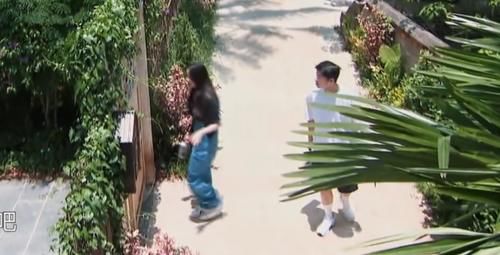  摩托车|《向往的生活》最轻松嘉宾，骑摩托车来，行李都有专人送