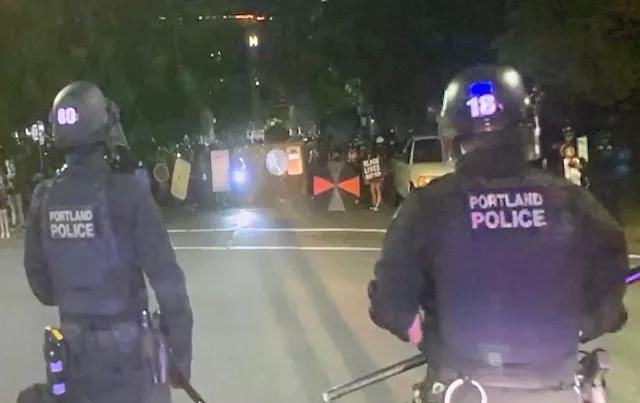 火光冲天|美国多地再发暴乱,5000抗议者冲破法院围栏,火光冲天