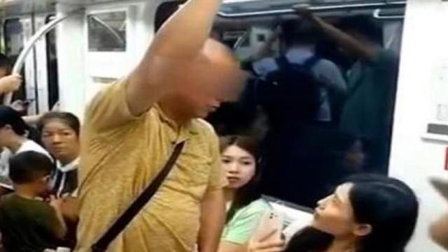 把座位让|女孩给孕妇让座,反被大妈把座位抢走,女孩机智应对让人佩服