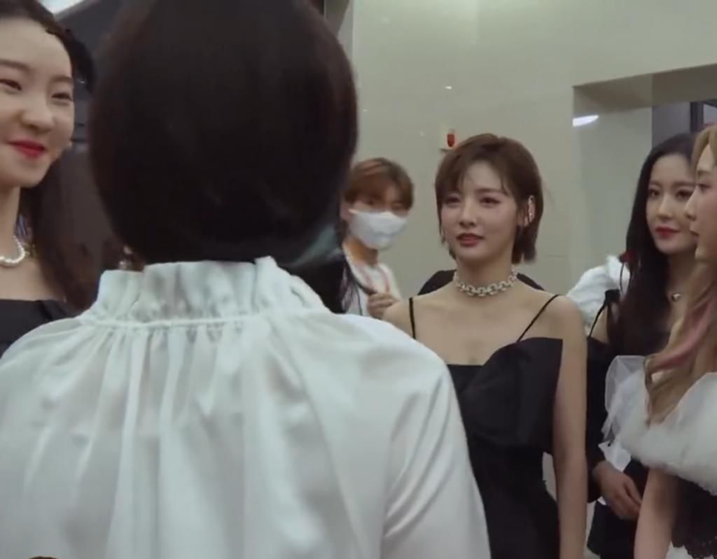 王艺瑾|孟美岐给硬糖少女传授经验,只拥抱张艺凡一人,王艺瑾一脸懵