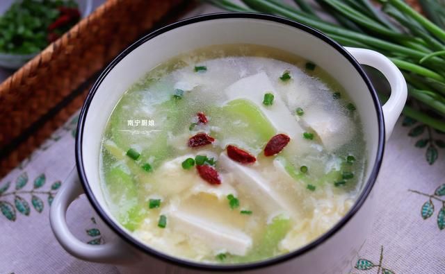  丝瓜|一根丝瓜、2个鸡蛋、1块豆腐，放锅里一起打汤，鲜美嫩滑真好喝