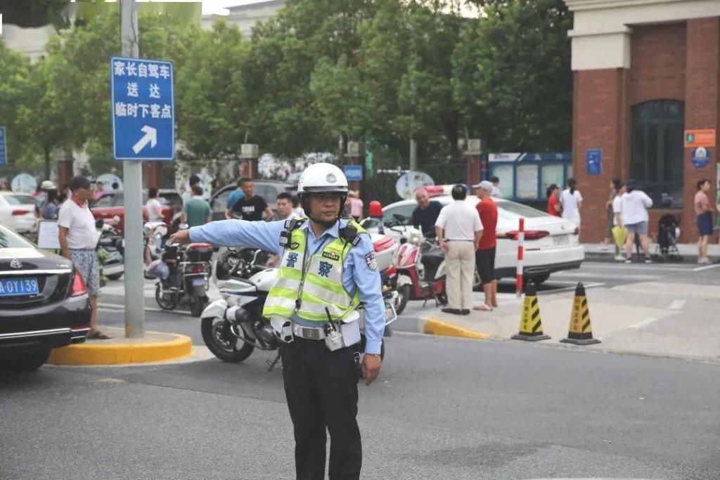  拥堵|让校门口的道路畅通起来