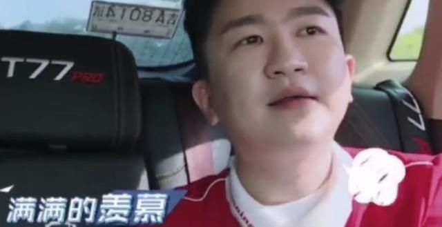  友都觉得|蔡徐坤见到水太开心，迫不及待跳进泳池，谁注意到张大大的反应？