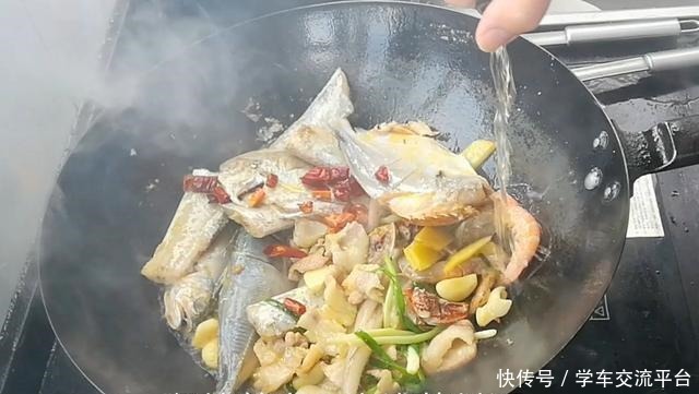  下入锅中|淮扬菜大厨准备了7种小海鲜，教你做红烧海杂鱼，鲜香味美又下饭