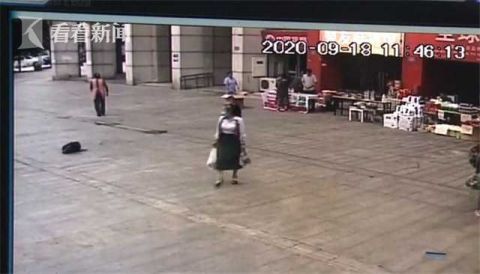 商户|木桶高坠躲过摄像头！一楼商户被吓坏戴上安全帽