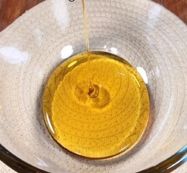 香甜|广式莲蓉蛋黄月饼详细做法,无任何添加剂,香甜回油不开裂