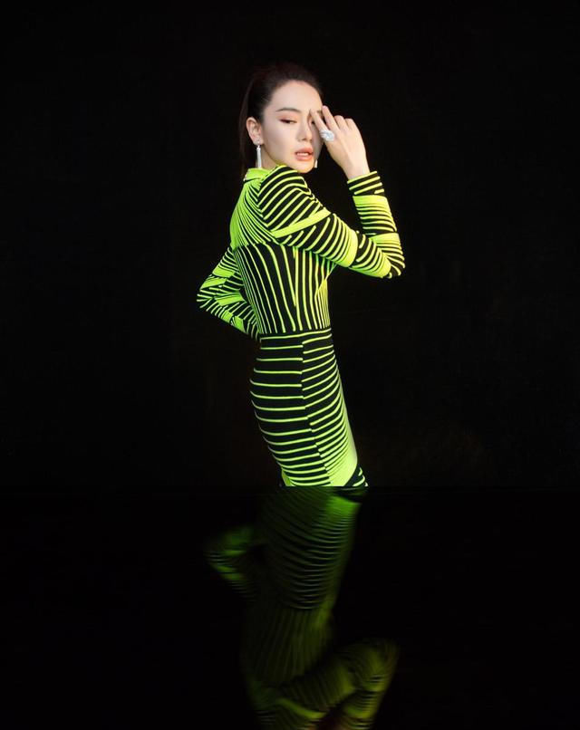 夜光|汪峰大女儿深夜坐屋顶,穿夜光裤像围了一排灯,表情凝重似有心事