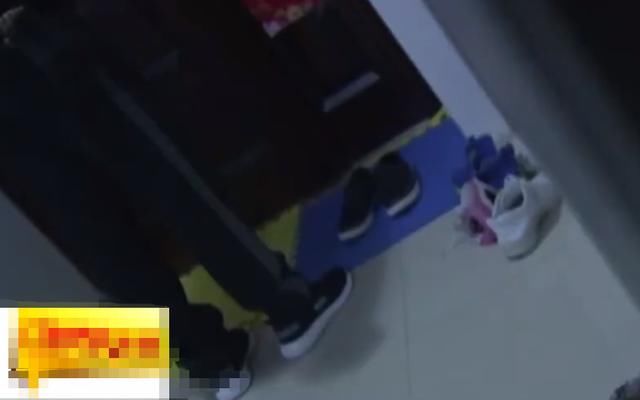 开门|半夜外卖送上门，女子开门后吓得大叫，女子：枪掏出来就指着我