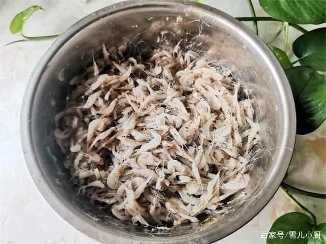  用汤匙舀出|小河虾煮着吃、炒着吃太小，这样做最香，老公特别喜欢吃的下酒菜