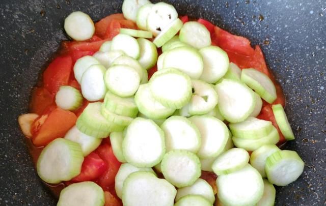  下饭|西红柿别再炒鸡蛋了，和它炒清热解暑还下饭，我家连汤也喝