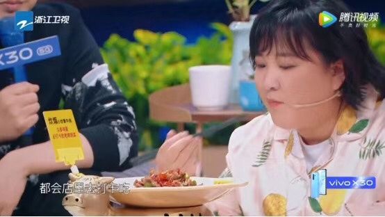  王牌|《中餐厅第四季》赵丽颖做“炊烟小炒黄牛肉”，黄晓明拍照点赞