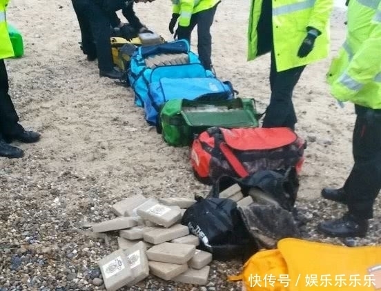  飘来|海滩上飘来“不明包裹”，游客打开一看吓坏了，背后价值不菲