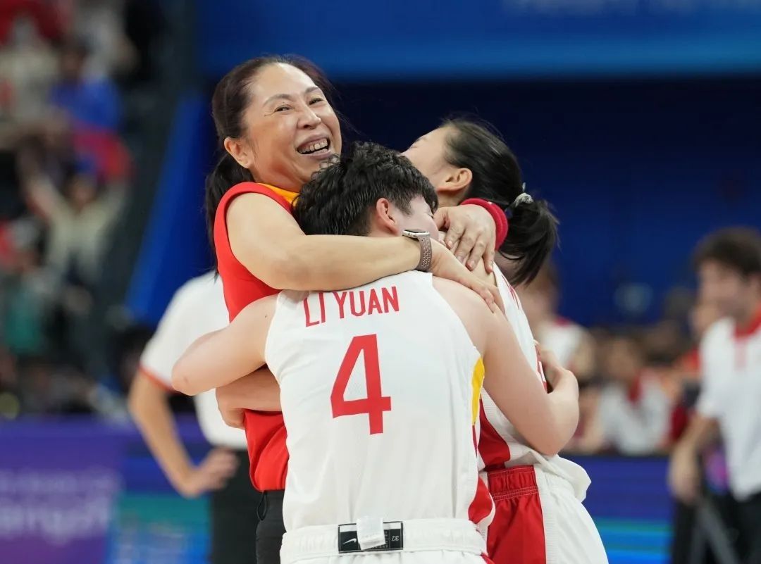 中国女篮主教练郑薇，武汉人，父母都是篮球运动员