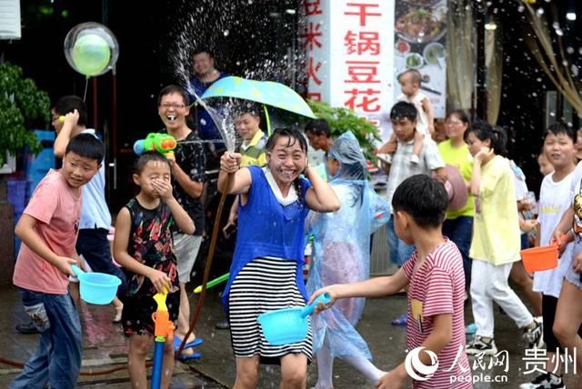 戏水|贵州德江：土家儿女与龙戏水共享夏日清凉