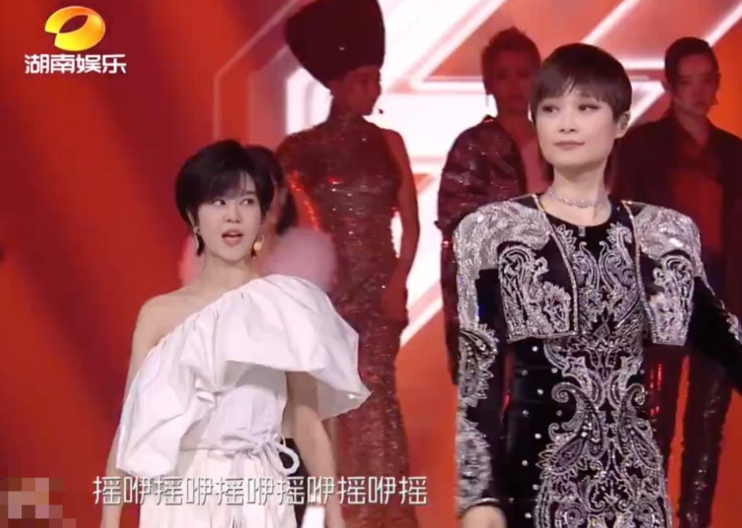  宁静|《姐姐》成团夜麻烦多：宁静出错让杨澜很尴尬，黄晓明主持爱抢话