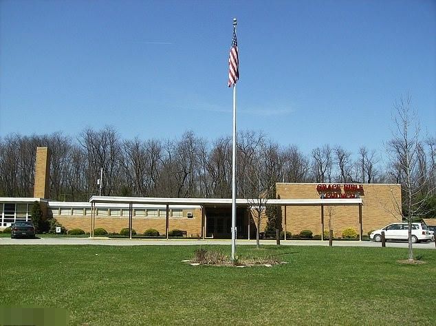  熟睡|女教师正在床上熟睡，突然一颗子弹穿墙入室击中其胸部把她打死