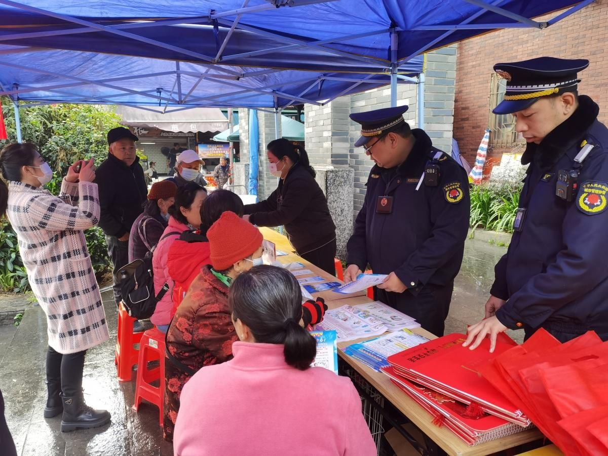 柳州城管摆摊宣传燃气安全，市民拉闺蜜来听课说“有用”