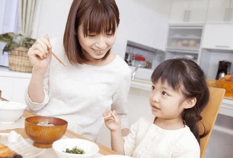 羞愧|20岁女子坐电梯走红网络，父母看了都羞愧，网友：“不是第一次”