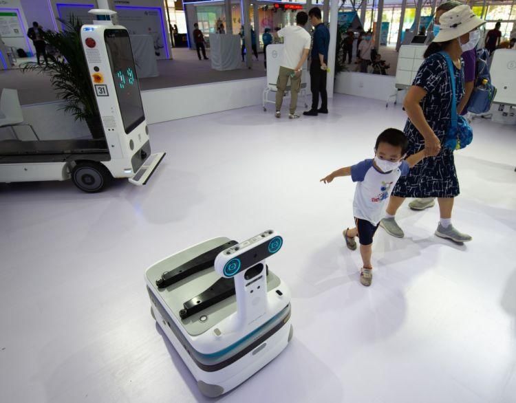  展区|走进服贸会服务机器人专题展区：黑科技让人大开眼界