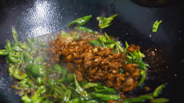  新鲜|炒肉时，什么时候放酱油？做菜10年都不懂，难怪肉质不新鲜