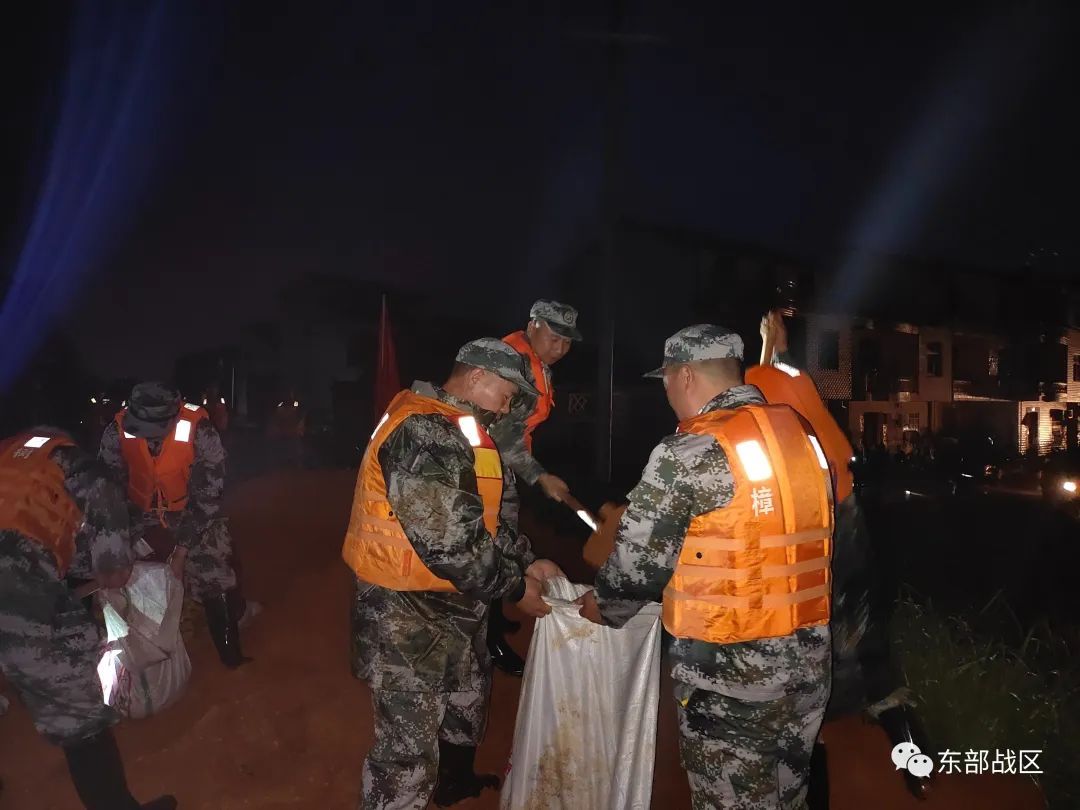 江西多地遭遇特大暴雨，子弟兵紧急驰援！