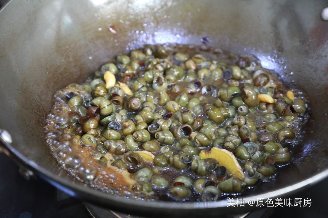 必备|一道经济实惠的家常河鲜,下酒菜必备,5分钟就出锅