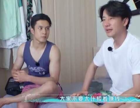  黄晓明|《夏日冲浪店》热播，王一博一行为看出黄轩和黄晓明的差别