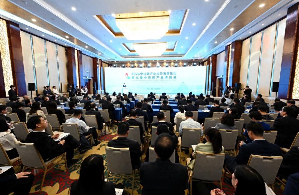 21个重点项目现场签约，中日韩产业合作发展论坛在潍坊举办