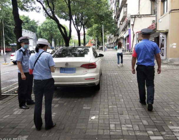 人行道上|万州严查！57辆车遭起了！